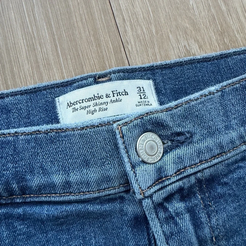 Abercrombie & Fitch Distressed Super skinny High rise size 12 short